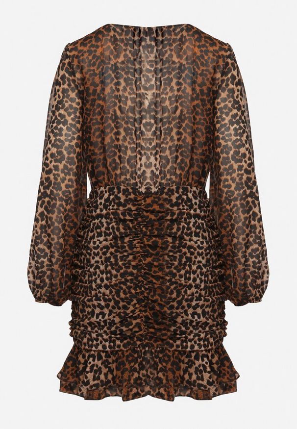 Born2be - Brązowa Kopertowa Sukienka w Panterkę z Marszczeniem i Falbanką Semiriael. Okazja: na co dzień. Typ kołnierza: kołnierz z falbankami, dekolt w kształcie V. Kolor: brązowy. Wzór: motyw zwierzęcy. Typ sukienki: kopertowe. Styl: casual, elegancki, rockowy, klasyczny