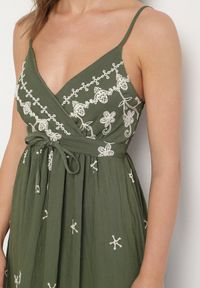 Born2be - Zielona Sukienka z Wiskozy Ozdobiona Haftami Lunireia. Okazja: na co dzień. Typ kołnierza: dekolt w kształcie V. Kolor: zielony. Materiał: wiskoza. Długość rękawa: na ramiączkach. Wzór: aplikacja, haft. Typ sukienki: proste. Styl: casual #4