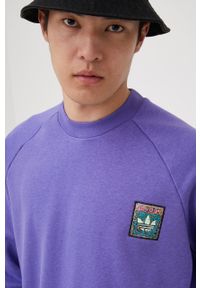 adidas Originals bluza HT1648 męska kolor fioletowy z aplikacją. Kolor: fioletowy. Materiał: poliester. Długość rękawa: raglanowy rękaw. Wzór: aplikacja #2