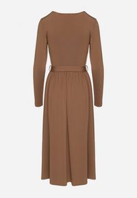 Born2be - Brązowa Sukienka Kopertowa z Wiskozą Wiązana w Talii Drestalia. Okazja: na co dzień. Typ kołnierza: dekolt w kształcie V. Kolor: brązowy. Materiał: wiskoza. Długość rękawa: długi rękaw. Typ sukienki: kopertowe. Styl: casual, klasyczny #6