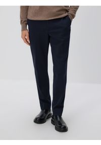 Reserved - Spodnie garniturowe slim fit - granatowy. Kolor: niebieski. Materiał: dzianina, bawełna