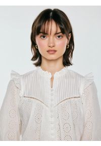 Big-Star - Bluzka damska bawełniana z rękawem 3/4 biała Bohna 100. Okazja: na spacer, na spotkanie biznesowe, do pracy. Typ kołnierza: kołnierzyk stójkowy, kołnierz z falbankami. Kolor: biały. Materiał: bawełna. Wzór: ażurowy, haft, aplikacja. Styl: biznesowy, elegancki, boho #3