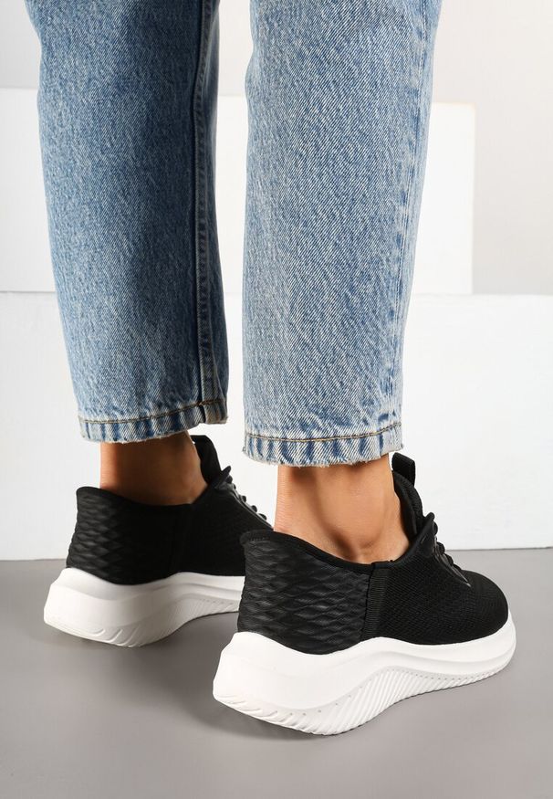 Renee - Czarno-Białe Buty Sportowe Sneakersy z Siateczki na Podeszwie z Tłoczeniami Kortebia. Okazja: na co dzień. Zapięcie: sznurówki. Kolor: czarny. Materiał: jeans