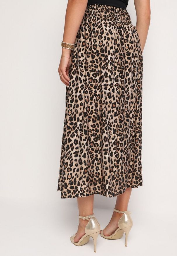 Born2be - Beżowa Wiskozowa Spódnica z Wysokim Stanem i Gumką w Talii w Panterkę Vimalore. Okazja: na co dzień. Stan: podwyższony. Kolor: beżowy. Materiał: wiskoza. Wzór: motyw zwierzęcy. Styl: casual, klasyczny