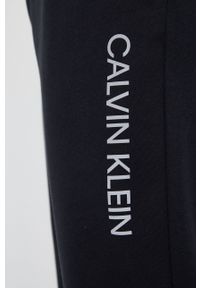 Calvin Klein Performance - Spodnie. Kolor: czarny. Materiał: dzianina. Wzór: nadruk