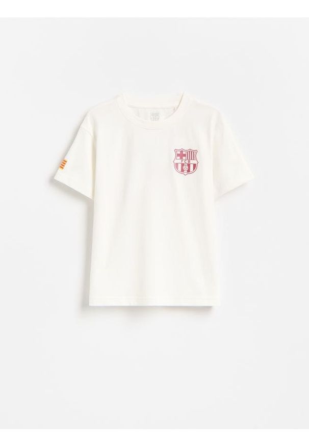 Reserved - T-shirt FC Barcelona - złamana biel. Materiał: bawełna, dzianina