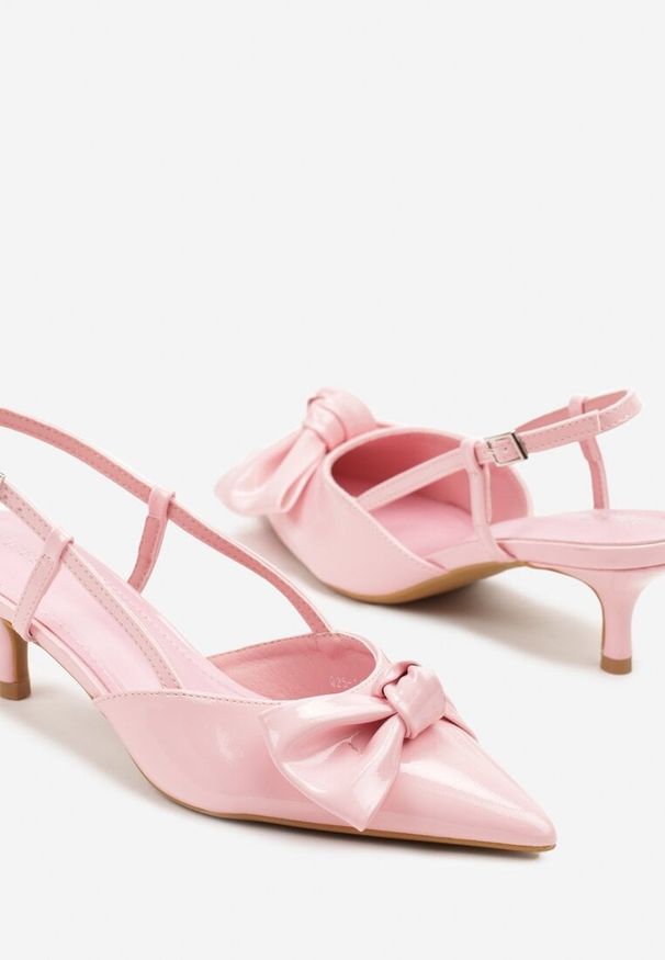 Renee - Różowe Sandały Lakierowane Vices na Kaczuszce Typu Slingback z Kokardą Kovenna. Okazja: na wesele, na co dzień, na ślub cywilny. Zapięcie: sprzączka. Kolor: różowy. Materiał: lakier. Obcas: na szpilce. Styl: casual, klasyczny, elegancki. Wysokość obcasa: średni