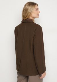Born2be - Brązowa Jednorzędowa Marynarka z Usztywnioną Linią Ramion Tiolinda. Okazja: na spotkanie biznesowe, do pracy, na co dzień. Kolekcja: plus size. Kolor: brązowy. Materiał: jeans. Styl: biznesowy, casual, elegancki #7