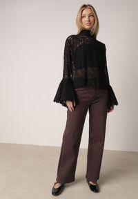 Born2be - Czarna Wiskozowa Bluzka z Koronki z Bawełną Kokardą i Rozszerzanymi Rękawami Andrice. Okazja: na randkę. Typ kołnierza: kokarda. Kolor: czarny. Materiał: wiskoza, bawełna, koronka. Wzór: koronka. Styl: klasyczny #4