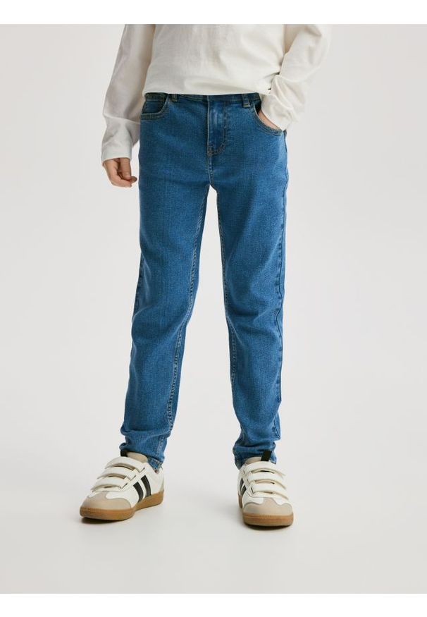 Reserved - Jeansy slim - niebieski. Kolor: niebieski