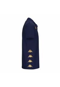Koszulka polo dla dzieci Kappa Gastio. Typ kołnierza: polo. Kolor: niebieski. Długość rękawa: krótki rękaw. Długość: krótkie. Wzór: nadruk. Sport: piłka nożna
