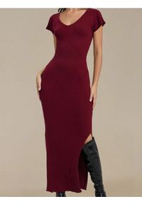 Sinsay - Dopasowana dzianinowa sukienka midi z wiskozą - bordowy. Kolor: czerwony. Materiał: dzianina, wiskoza. Długość: midi #1