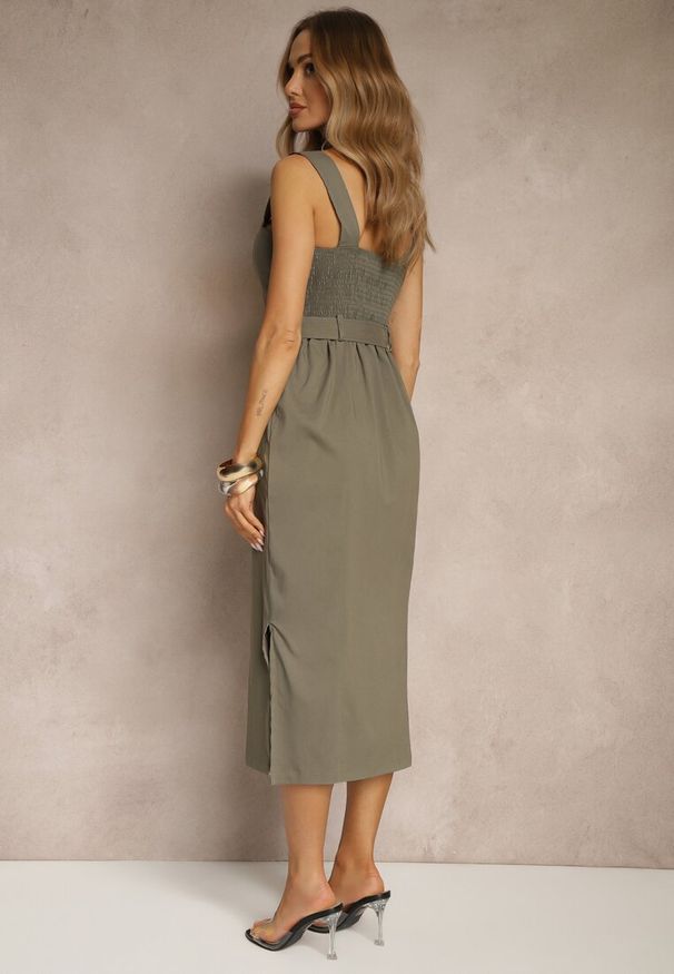 Renee - Ciemnozielona Sukienka z Wiskozą o Dopasowanym Kroju z Paskiem z Klamrą i Rozcięciami Mepona. Okazja: na co dzień. Kolor: zielony. Materiał: wiskoza. Styl: casual, elegancki