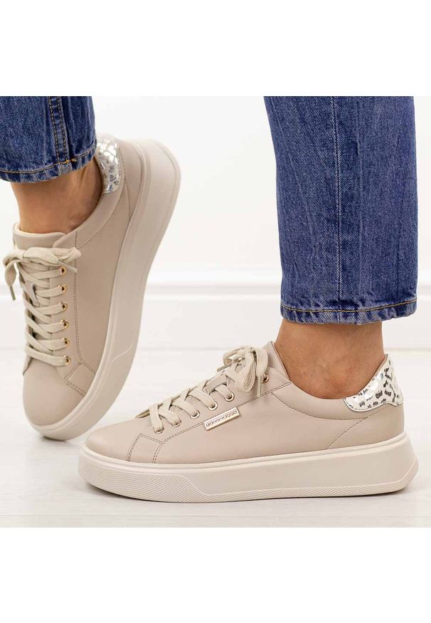POTOCKI - Beżowe skórzane półbuty damskie na platformie Potocki 19398. Okazja: na co dzień. Nosek buta: okrągły. Zapięcie: sznurówki. Kolor: beżowy. Szerokość cholewki: normalna. Materiał: skóra. Sezon: wiosna, jesień, lato. Obcas: na platformie. Styl: casual, elegancki, klasyczny