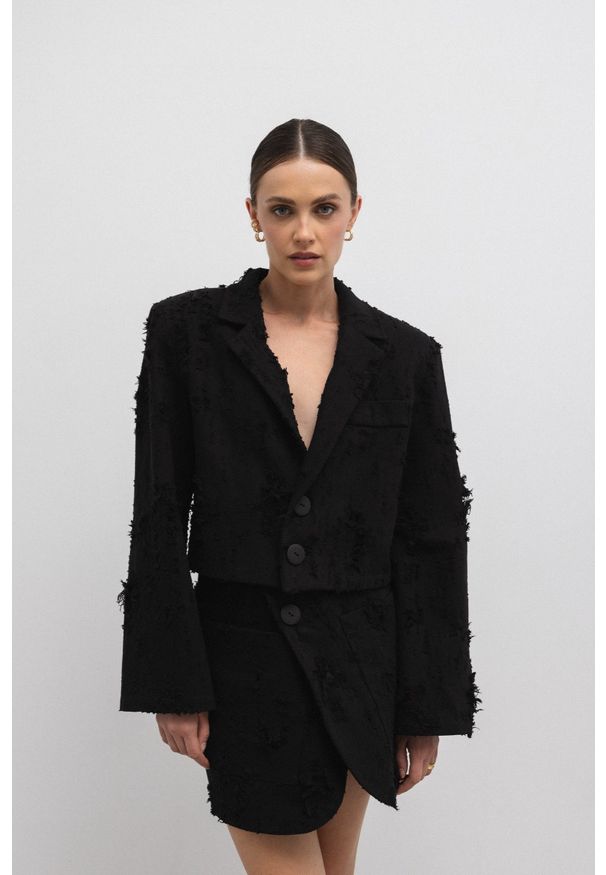 Marsala - Krótka marynarka z surowej tkaniny w kolorze CZARNYM - UNIQUE. Kolor: czarny. Materiał: tkanina. Długość: krótkie. Styl: klasyczny