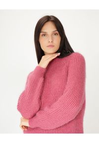 Unisono - Gładki różowy sweter. Typ kołnierza: golf. Kolekcja: plus size. Kolor: różowy. Materiał: dzianina. Długość rękawa: długi rękaw. Długość: krótkie. Wzór: gładki