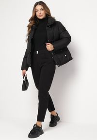 Born2be - Czarne Jeansy Mom Fit z Gumką w Pasie Copelina. Okazja: na co dzień. Stan: podwyższony. Kolor: czarny. Wzór: aplikacja. Styl: klasyczny, elegancki, casual