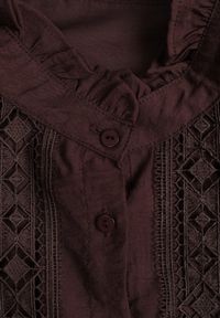 Renee - Brązowa Koszula ze Stójką i Koronką Phaeninca. Okazja: na co dzień. Typ kołnierza: kołnierzyk stójkowy. Kolor: brązowy. Materiał: koronka. Wzór: koronka. Styl: casual, elegancki #2