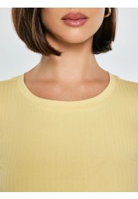 Big-Star - Koszulka damska w prążek żółta Imija 200. Okazja: na co dzień. Kolor: żółty. Materiał: prążkowany, dzianina, jeans, materiał. Długość rękawa: krótki rękaw. Wzór: prążki. Sezon: wiosna, lato. Styl: casual, elegancki #2