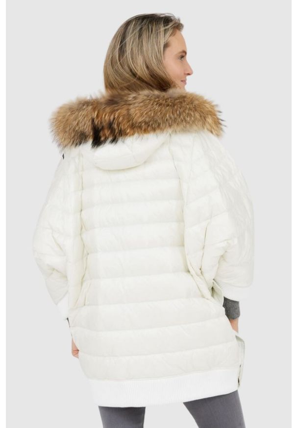 Blauer USA - BLAUER Ecru peleryna puchowa z futrem jenota. Kolor: biały. Materiał: futro, puch