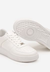 Renee - Białe Sznurowane Sneakersy Ozdobione Perforacją Ellemisa. Okazja: na spotkanie biznesowe, na co dzień. Kolor: biały. Materiał: jeans, materiał. Wzór: aplikacja #3