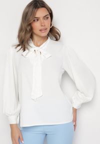 Born2be - Biała Bluzka z Bufiastymi Rękawami i Wiązaniem przy Szyi Gonithra. Okazja: na co dzień. Kolor: biały. Materiał: jeans. Styl: klasyczny, casual #2