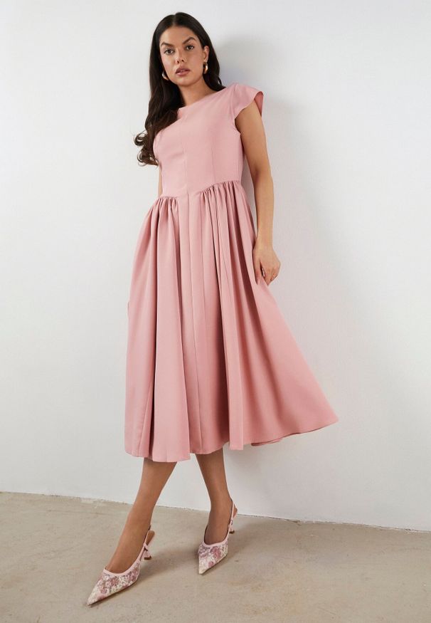 Born2be - Różowa Rozkloszowana Sukienka Vices z Dekoltem Typu Łódka Milasena. Okazja: na co dzień. Kolor: różowy. Materiał: jeans. Wzór: aplikacja. Typ sukienki: rozkloszowane. Styl: casual