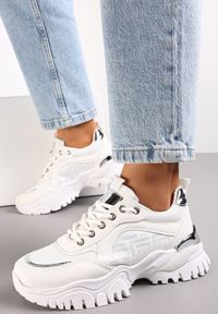 Renee - Białe Amortyzujące Sneakersy na Grubej Podeszwie ze Żłobieniami i Ozdobnymi Wstawkami Paislie. Kolor: biały #2