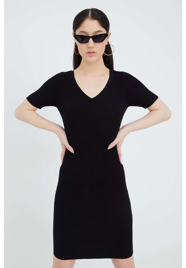 JDY sukienka kolor czarny mini dopasowana. Kolor: czarny. Materiał: dzianina. Typ sukienki: dopasowane. Długość: mini