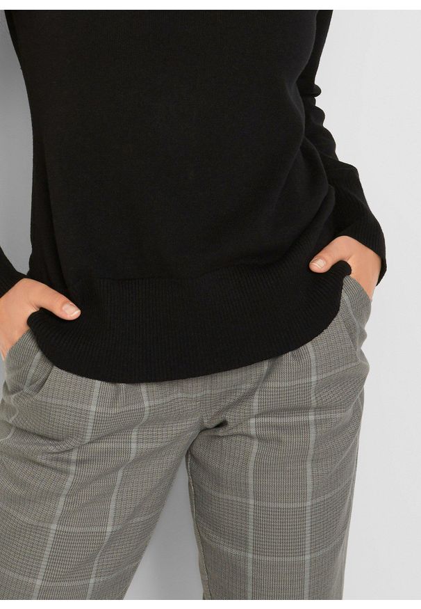 bonprix - Sweter basic ze stójką, z bawełny z recyklingu. Typ kołnierza: kołnierzyk stójkowy. Kolor: czarny. Materiał: bawełna. Wzór: gładki, ze splotem