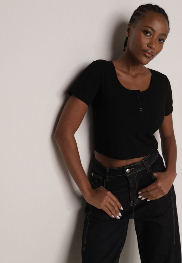 Born2be - Czarny Prążkowany Top Bawełniany z Guzikami przy Dekolcie Nedera. Okazja: na co dzień. Kolor: czarny. Materiał: prążkowany, bawełna. Styl: casual, klasyczny