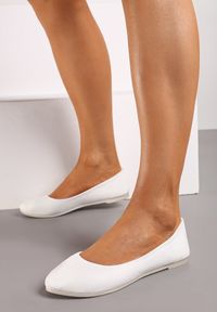 Renee - Białe Balerinki Gibbs. Nosek buta: okrągły. Zapięcie: bez zapięcia. Kolor: biały. Materiał: materiał. Obcas: na płaskiej podeszwie. Styl: klasyczny, elegancki #3