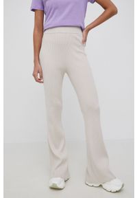 Tommy Jeans spodnie damskie kolor beżowy gładkie. Stan: podwyższony. Kolor: beżowy. Materiał: dzianina, materiał, wiskoza. Wzór: gładki #1