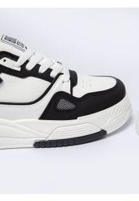 Big-Star - Sneakersy damskie biało-czarne NN274669 101. Okazja: na co dzień. Kolor: biały. Materiał: syntetyk, skóra. Sezon: lato
