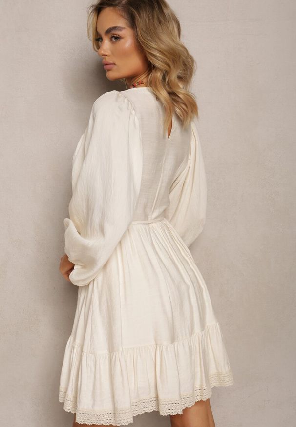 Renee - Jasnobeżowa Sukienka Boho Ozdobiona Ażurowymi Wstawkami i Koronką ze Sznurkiem w Talii Lanekade. Kolor: beżowy. Materiał: koronka. Wzór: ażurowy, aplikacja, koronka. Styl: boho