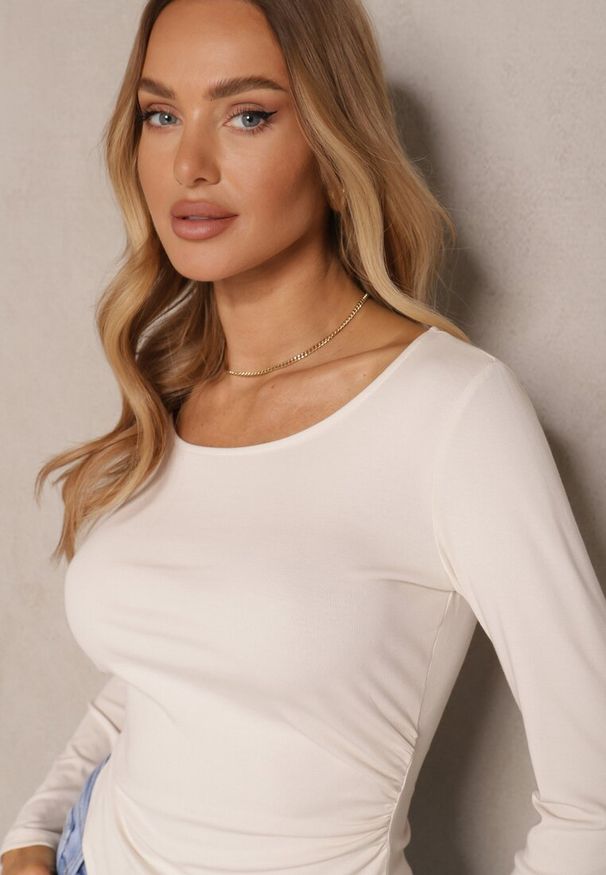 Renee - Beżowa Bluzka Ozdobiona Asymetrycznym Dołem Tatolena. Okazja: na co dzień. Kolor: beżowy. Materiał: jeans. Wzór: aplikacja. Styl: klasyczny, elegancki, casual