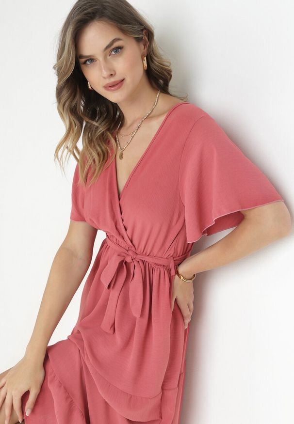 Born2be - Ciemnoróżowa Sukienka Maxi z Gumką w Talii i Materiałowym Paskiem Kiriane. Kolekcja: plus size. Kolor: różowy. Materiał: materiał. Sezon: lato, wiosna. Typ sukienki: dla puszystych. Długość: maxi