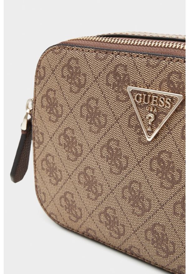 Guess - GUESS Brązowa damska saszetka Noelle. Kolor: brązowy. Materiał: skórzane