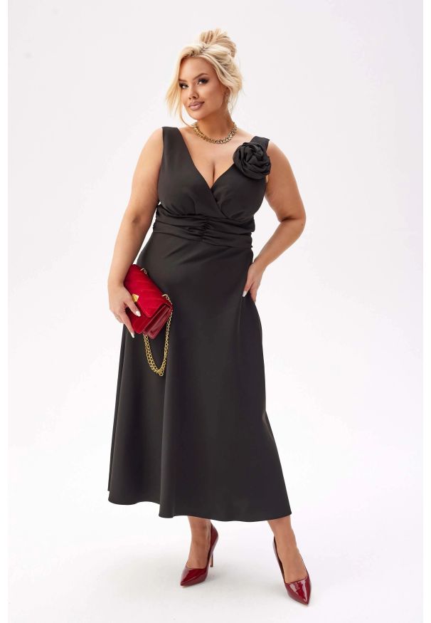 Moda Size Plus Iwanek - Elegancka sukienka Anna na wesele w czarnym kolorze PLUS SIZE XXL. Okazja: na wesele, na ślub cywilny. Typ kołnierza: dekolt kopertowy. Kolekcja: plus size. Kolor: czarny. Wzór: aplikacja, kwiaty. Typ sukienki: dla puszystych. Materiał: tkanina, elastan, poliester. Styl: elegancki. Długość: midi