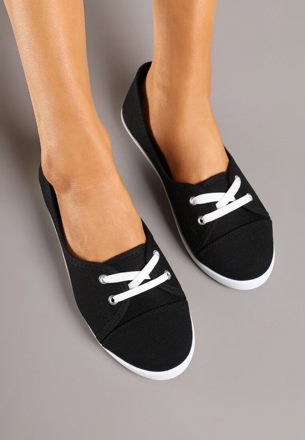 Renee - Czarno-Białe Tenisówki Vices Ozdobione Wiązaniem Arivanti. Kolor: czarny. Wzór: aplikacja