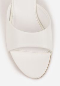 Renee - Białe Klapki Peep Toe na Niskiej Szpilce Carinatia. Okazja: na co dzień. Nosek buta: otwarty. Kolor: biały. Materiał: jeans. Styl: casual, elegancki #5