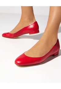 FRANCESCO RUSSO - Czerwone baleriny ze skóry. Nosek buta: okrągły. Kolor: czerwony. Materiał: skóra