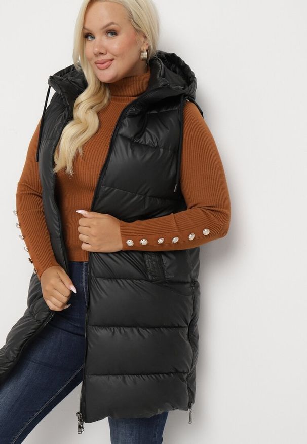 Born2be - Czarna Pikowana Kamizelka z Kapturem na Suwak i Napy Timella. Okazja: na spacer, na co dzień. Typ kołnierza: kaptur. Kolekcja: plus size. Kolor: czarny. Materiał: jeans. Wzór: aplikacja. Styl: klasyczny, casual, elegancki