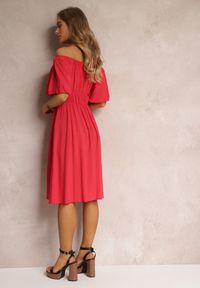 Renee - Czerwona Sukienka Midi Hiszpanka z Wiskozy z Odkrytymi Ramionami i Gumką w Talii Tasete. Typ kołnierza: dekolt hiszpanka. Kolor: czerwony. Materiał: wiskoza. Wzór: gładki. Typ sukienki: z odkrytymi ramionami. Długość: midi #3