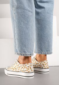 Born2be - Żółte Trampki z Cholewką Zdobioną Kwiatowym Wzorem Folaianna. Okazja: na co dzień, na spacer. Kolor: żółty. Materiał: jeans. Szerokość cholewki: normalna. Wzór: aplikacja, kwiaty. Styl: klasyczny, elegancki, casual #4