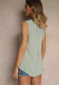 Renee - Zielona Bluzka z Wiskozy z Wycięciem przy Dekolcie Tilenera. Okazja: na co dzień. Kolor: zielony. Materiał: wiskoza. Styl: klasyczny, elegancki, casual #5