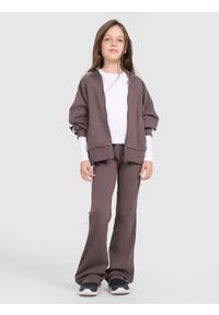 4f - 4F Spodnie dresowe z rozszerzanymi nogawkami damskie - fioletowe 128 (7-8 lat). Okazja: na co dzień. Kolor: fioletowy. Materiał: dresówka. Wzór: gładki, ze splotem. Sezon: lato. Styl: sportowy, młodzieżowy, casual, klasyczny, elegancki