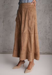 Renee - Beżowa Gładka Spódnica z Imitacji Zamszu o Rozkloszowanym Kroju Nettia. Kolor: beżowy. Materiał: zamsz. Wzór: gładki #8