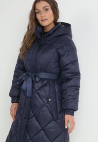 Born2be - Granatowa Kurtka za Kolano Pikowana z Wiązanym Paskiem Claze. Kolor: niebieski. Materiał: materiał. Sezon: zima #3