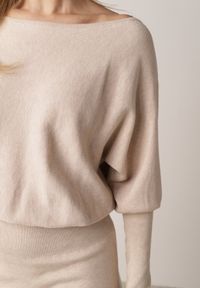 Born2be - Beżowa Dzianinowa Sukienka z Wiskozą o Nietoperzowym Kroju z Dekoltem w Łódkę Tisan. Okazja: na co dzień, na spotkanie biznesowe. Typ kołnierza: dekolt w łódkę. Kolor: beżowy. Materiał: dzianina, wiskoza. Styl: casual, biznesowy #4